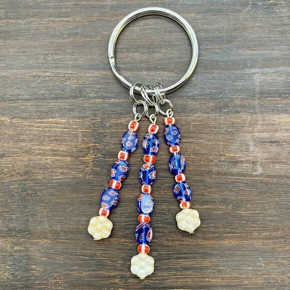 White Flower Bead Keychain Handmade - Picture 1 of 4